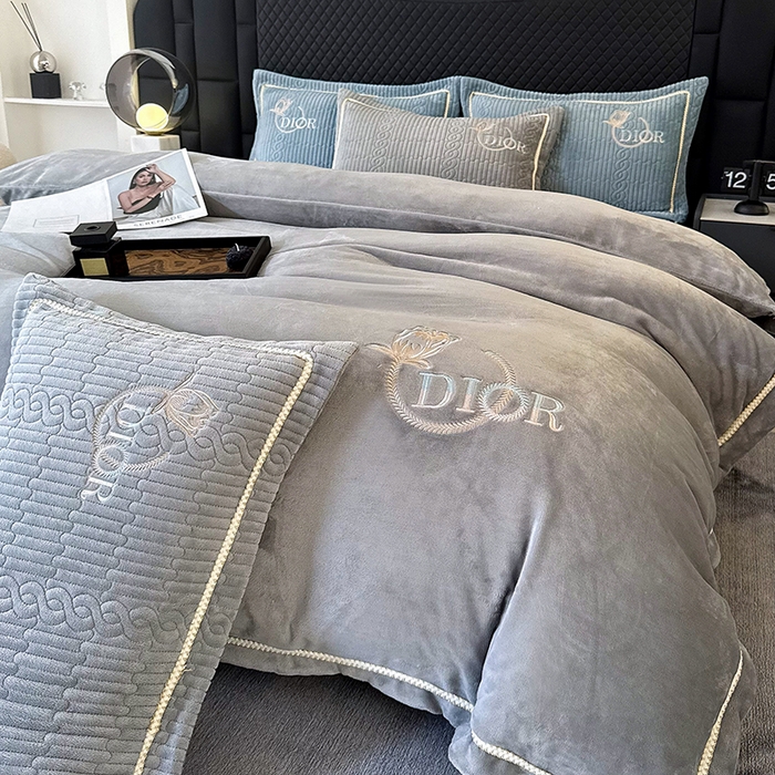 91家纺网 家纺一手货源 找家纺 优姿家纺 2025新款牛奶绒花边绣花床盖四件套 花漾时光-雾霾蓝