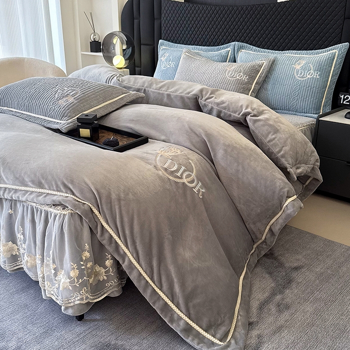 91家纺网 家纺一手货源 找家纺 优姿家纺 2025新款牛奶绒花边绣花床盖四件套 花漾时光-雾霾蓝