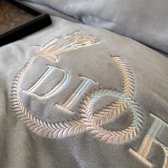 91家纺网 家纺一手货源 找家纺 优姿家纺 2025新款牛奶绒花边绣花床盖四件套 花漾时光-雾霾蓝