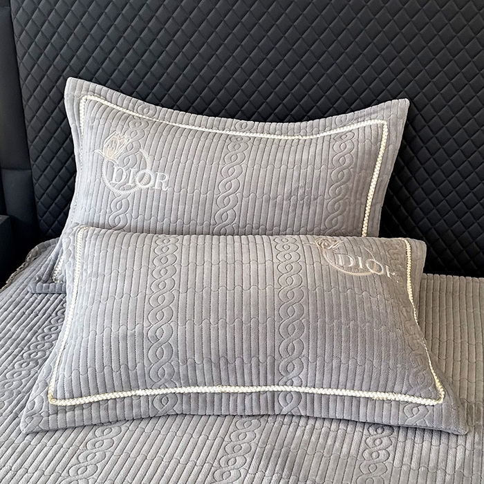 91家纺网 家纺一手货源 找家纺 优姿家纺 2025新款牛奶绒花边绣花床盖四件套 花漾时光-雾霾蓝