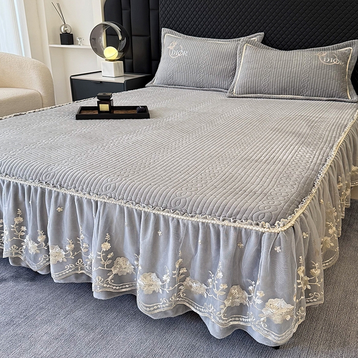 91家纺网 家纺一手货源 找家纺 优姿家纺 2025新款牛奶绒花边绣花床盖四件套 花漾时光-雾霾蓝