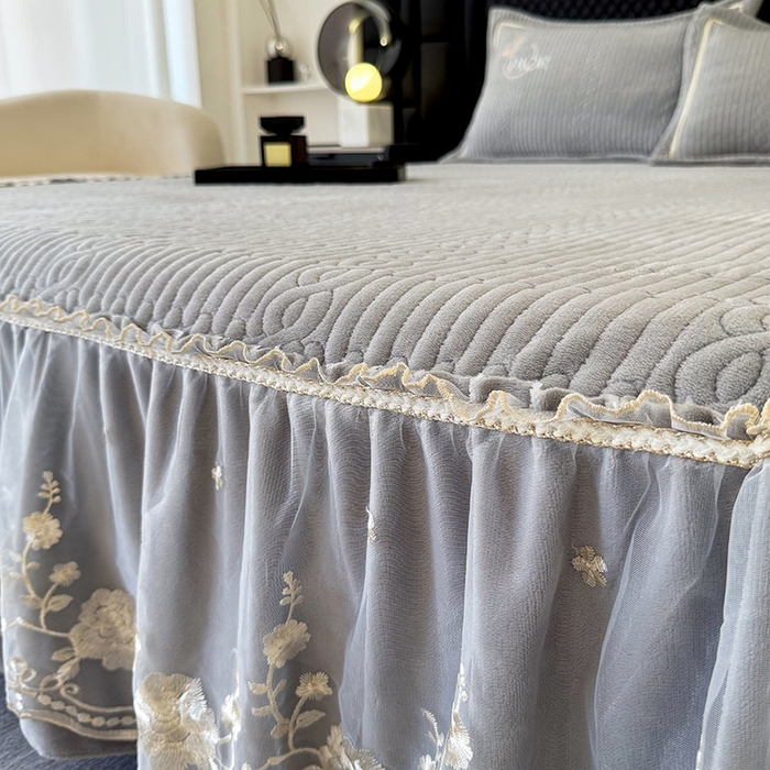 91家纺网 家纺一手货源 找家纺 优姿家纺 2025新款牛奶绒花边绣花床盖四件套 花漾时光-雾霾蓝