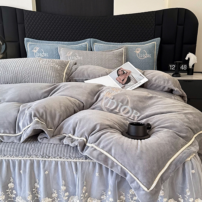 91家纺网 家纺一手货源 找家纺 优姿家纺 2025新款牛奶绒花边绣花床盖四件套 花漾时光-雾霾蓝