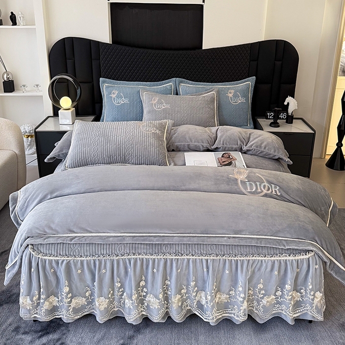 91家纺网 家纺一手货源 找家纺 优姿家纺 2025新款牛奶绒花边绣花床盖四件套 花漾时光-雾霾蓝