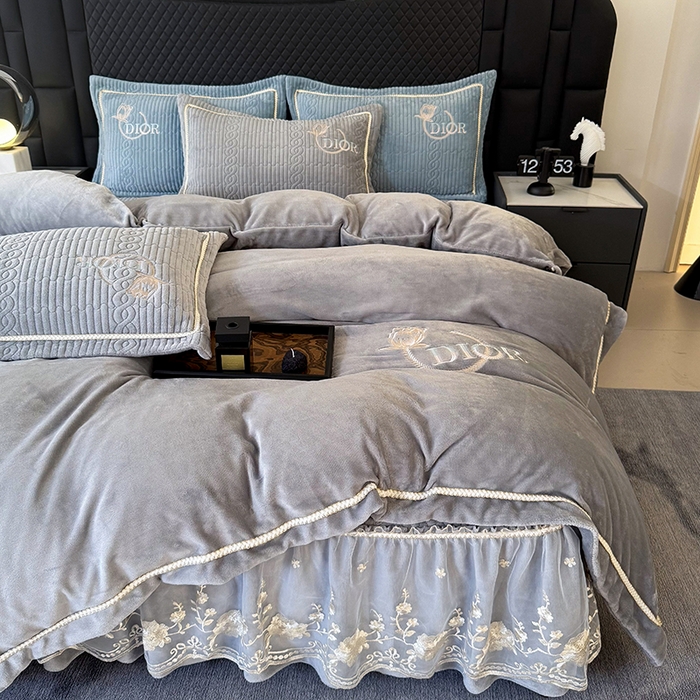 91家纺网 家纺一手货源 找家纺 优姿家纺 2025新款牛奶绒花边绣花床盖四件套 花漾时光-雾霾蓝