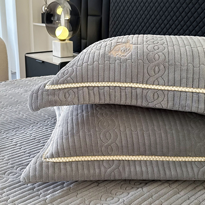 91家纺网 家纺一手货源 找家纺 优姿家纺 2025新款牛奶绒花边绣花床盖四件套 花漾时光-雾霾蓝