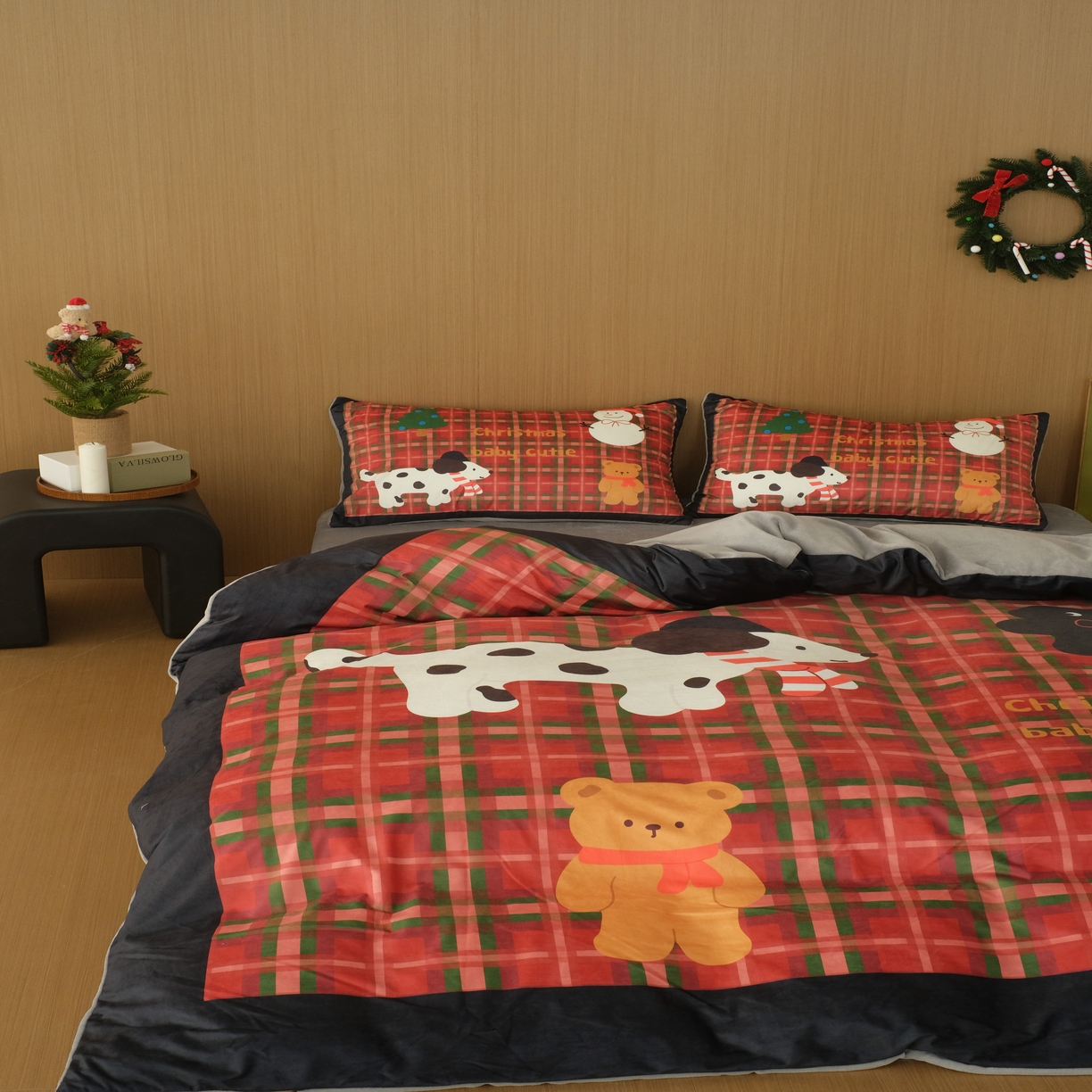 91家纺网 家纺一手货源 找家纺 花沐家居 2025新款圣诞款牛奶绒四件套 格子圣诞