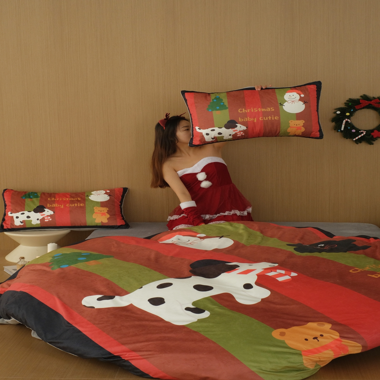 91家纺网 家纺一手货源 找家纺 花沐家居 2025新款圣诞款牛奶绒四件套 竖条纹圣诞