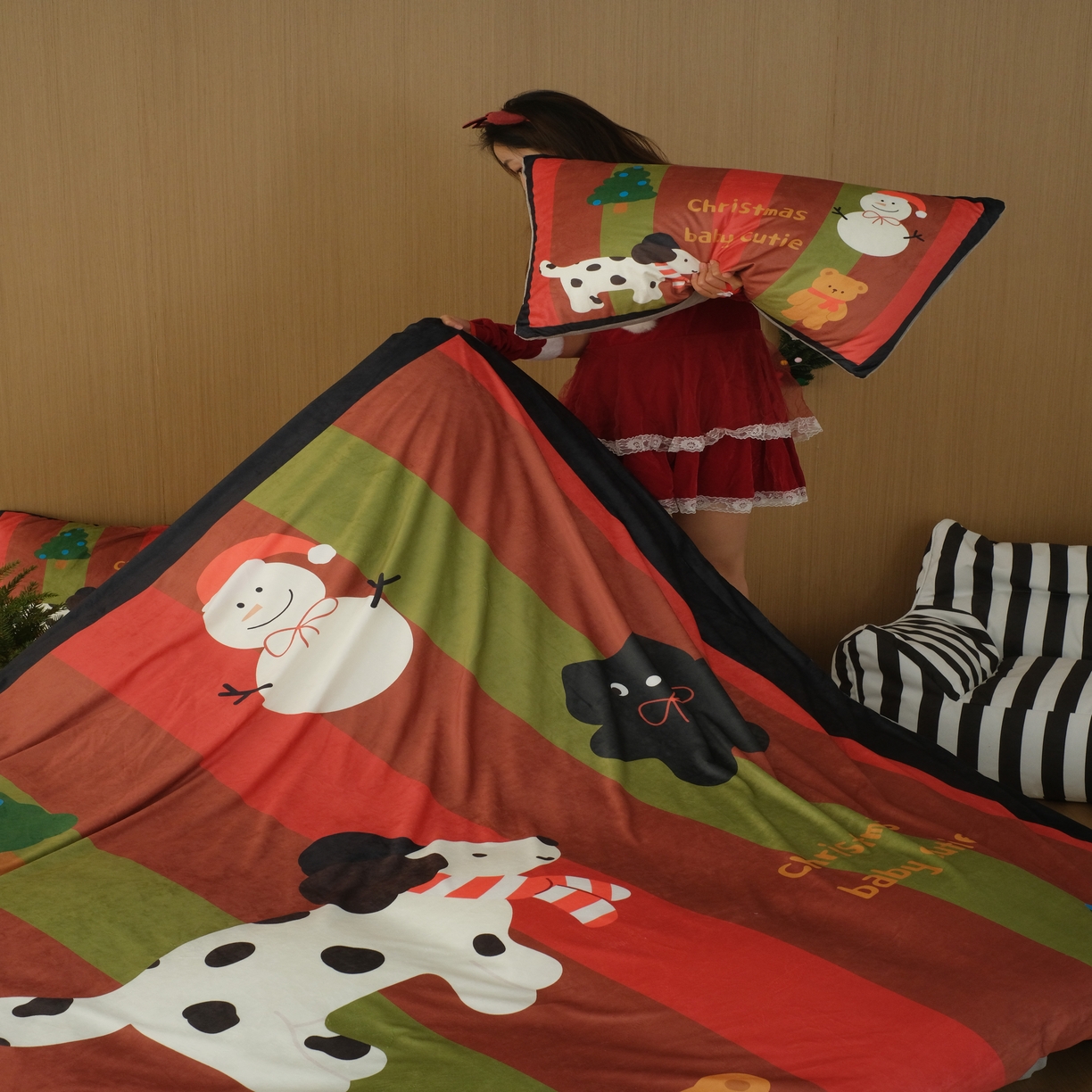 91家纺网 家纺一手货源 找家纺 花沐家居 2025新款圣诞款牛奶绒四件套 竖条纹圣诞