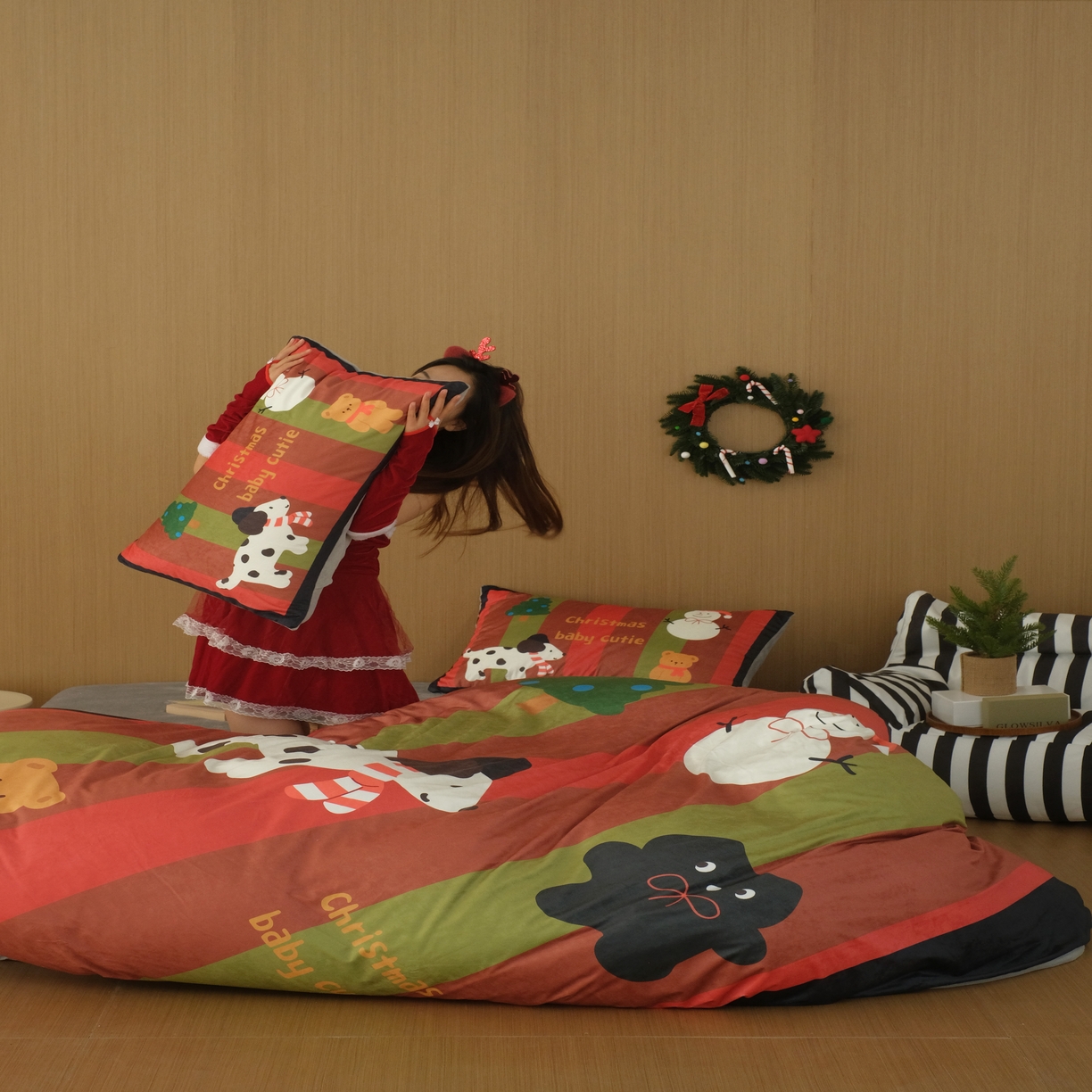 91家纺网 家纺一手货源 找家纺 花沐家居 2025新款圣诞款牛奶绒四件套 竖条纹圣诞