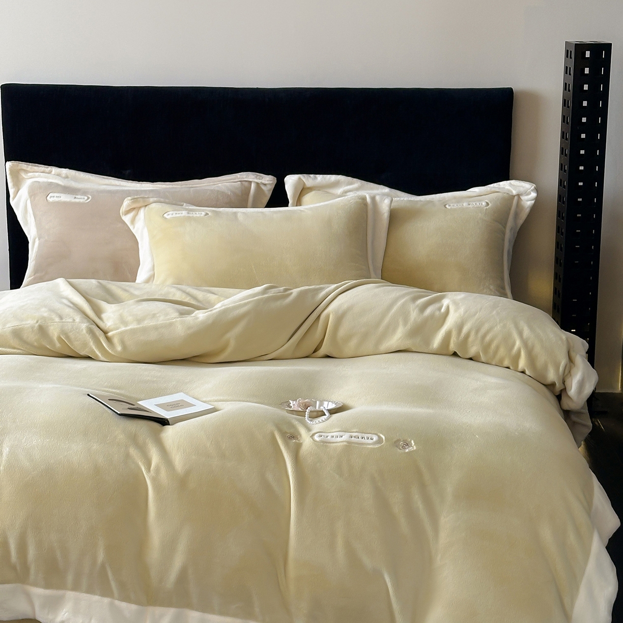 91家纺网 家纺一手货源 找家纺 （总）JUICY 橘滋家纺 2025新款顶奢浪漫极简大拼角牛奶绒四件套-米兰庄园 （销售控价券后不低于398元 充值会员-20元）