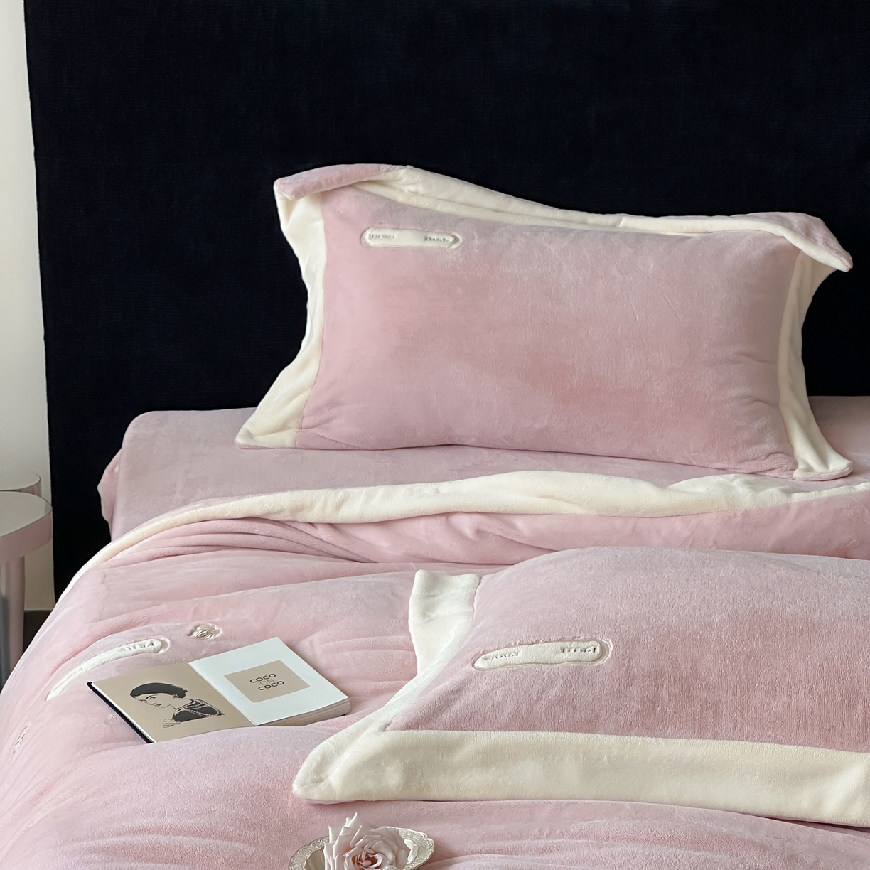 91家纺网 家纺一手货源 找家纺 （总）JUICY 橘滋家纺 2025新款顶奢浪漫极简大拼角牛奶绒四件套-米兰庄园 （销售控价券后不低于398元 充值会员-20元）