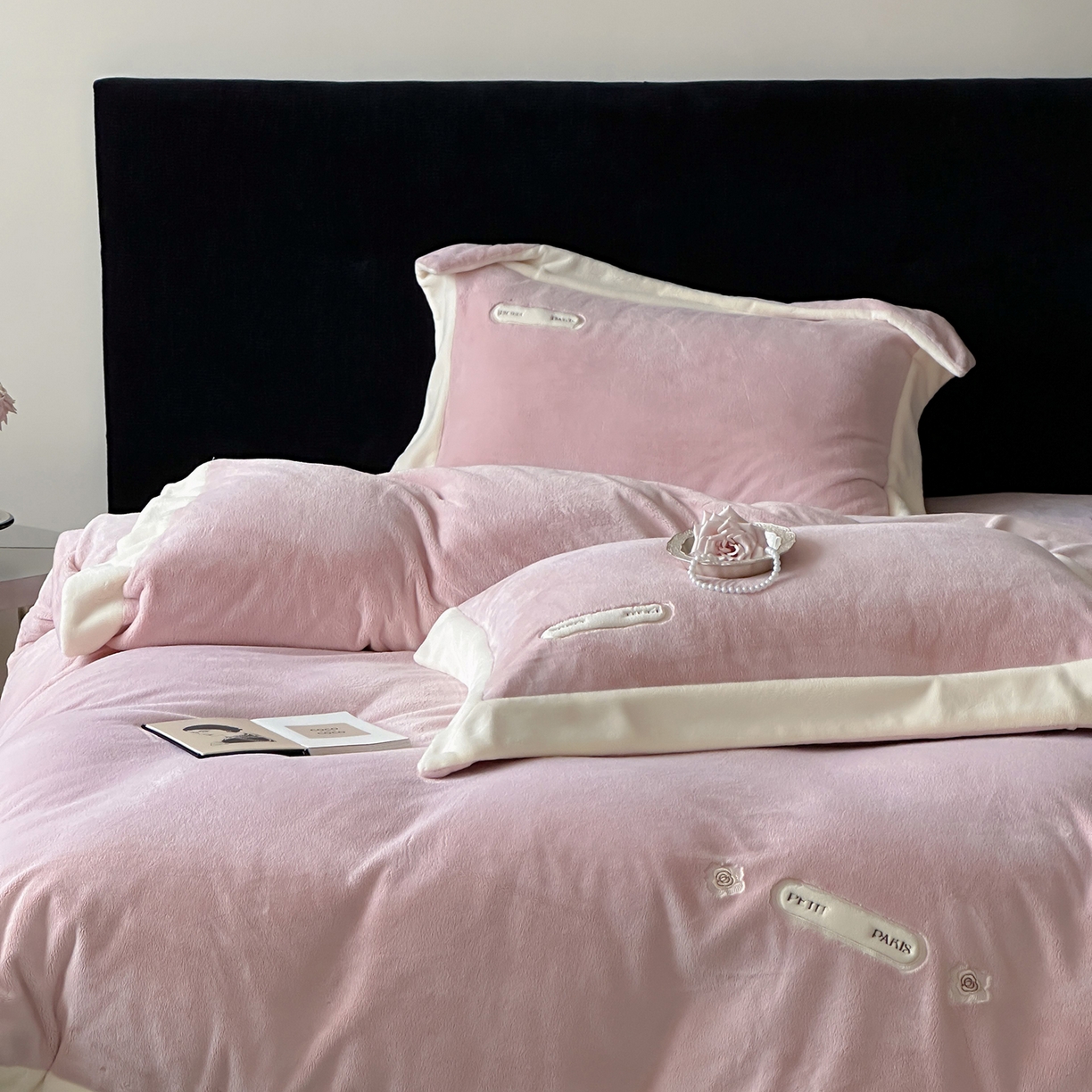 91家纺网 家纺一手货源 找家纺 （总）JUICY 橘滋家纺 2025新款顶奢浪漫极简大拼角牛奶绒四件套-米兰庄园 （销售控价券后不低于398元 充值会员-20元）