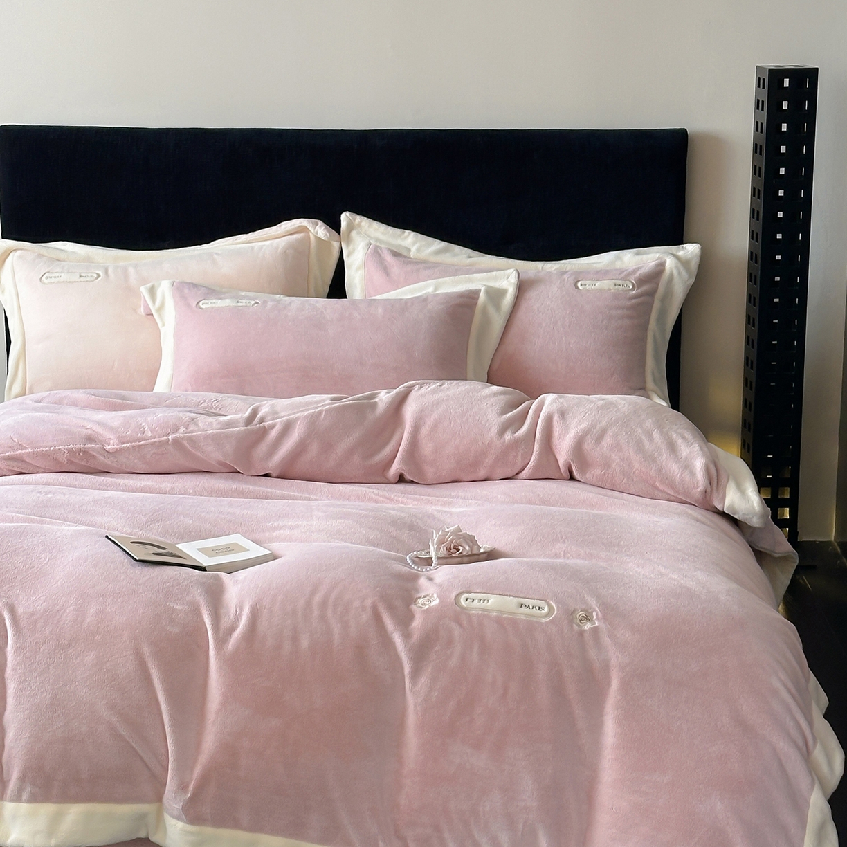 91家纺网 家纺一手货源 找家纺 （总）JUICY 橘滋家纺 2025新款顶奢浪漫极简大拼角牛奶绒四件套-米兰庄园 （销售控价券后不低于398元 充值会员-20元）