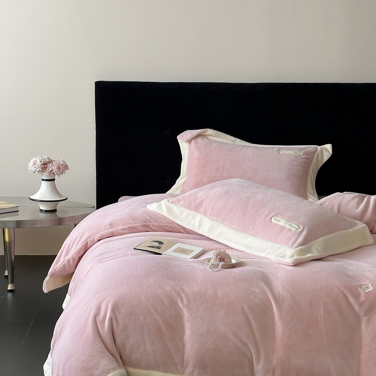 91家纺网 家纺一手货源 找家纺 （总）JUICY 橘滋家纺 2025新款顶奢浪漫极简大拼角牛奶绒四件套-米兰庄园 （销售控价券后不低于398元 充值会员-20元）