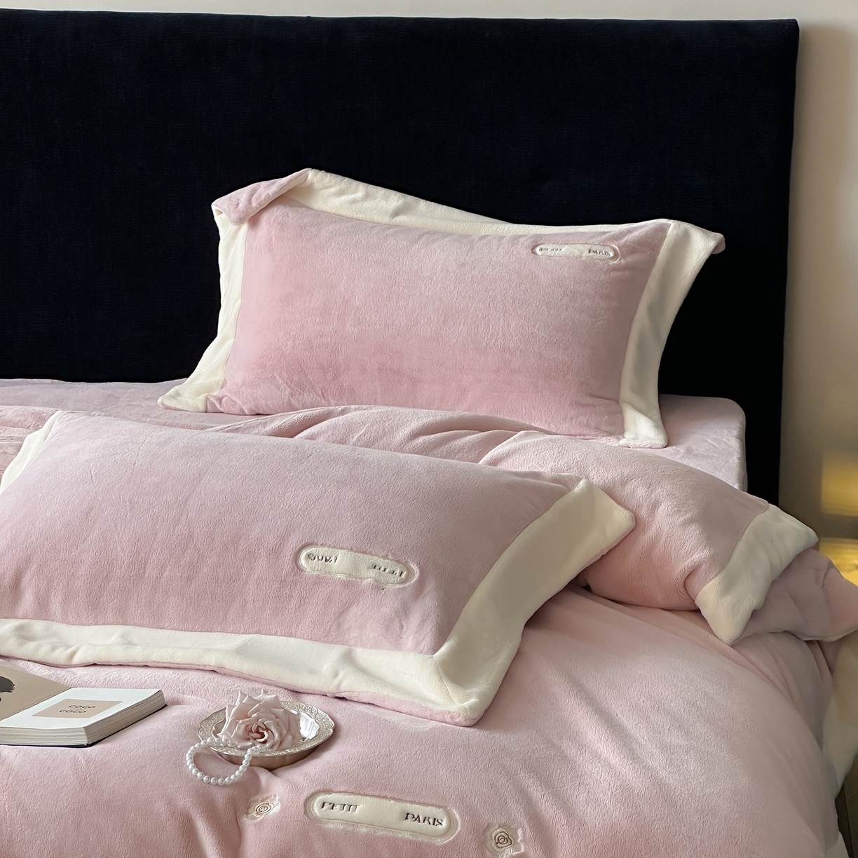 91家纺网 家纺一手货源 找家纺 （总）JUICY 橘滋家纺 2025新款顶奢浪漫极简大拼角牛奶绒四件套-米兰庄园 （销售控价券后不低于398元 充值会员-20元）