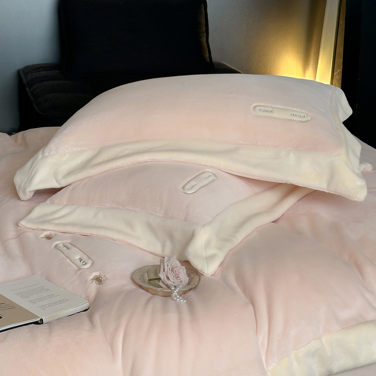 91家纺网 家纺一手货源 找家纺 JUICY 橘滋家纺 2025新款顶奢浪漫极简大拼角牛奶绒四件套-米兰庄园 （销售控价券后不低于398元 充值会员-20元） 米兰庄园-月光初恋