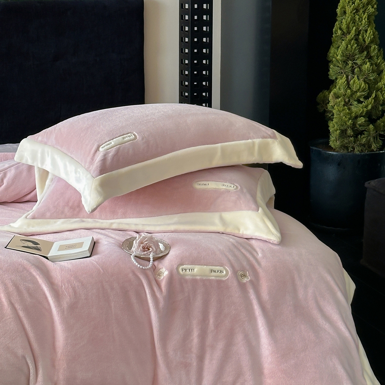 91家纺网 家纺一手货源 找家纺 （总）JUICY 橘滋家纺 2025新款顶奢浪漫极简大拼角牛奶绒四件套-米兰庄园 （销售控价券后不低于398元 充值会员-20元）