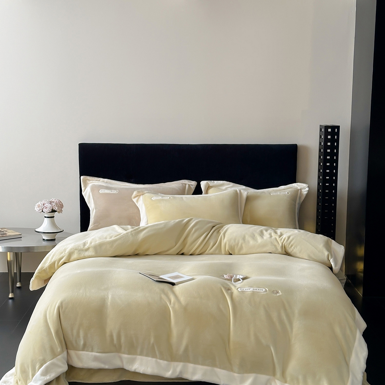 91家纺网 家纺一手货源 找家纺 JUICY 橘滋家纺 2025新款顶奢浪漫极简大拼角牛奶绒四件套-米兰庄园 （销售控价券后不低于398元 充值会员-20元） 米兰庄园-春日序曲