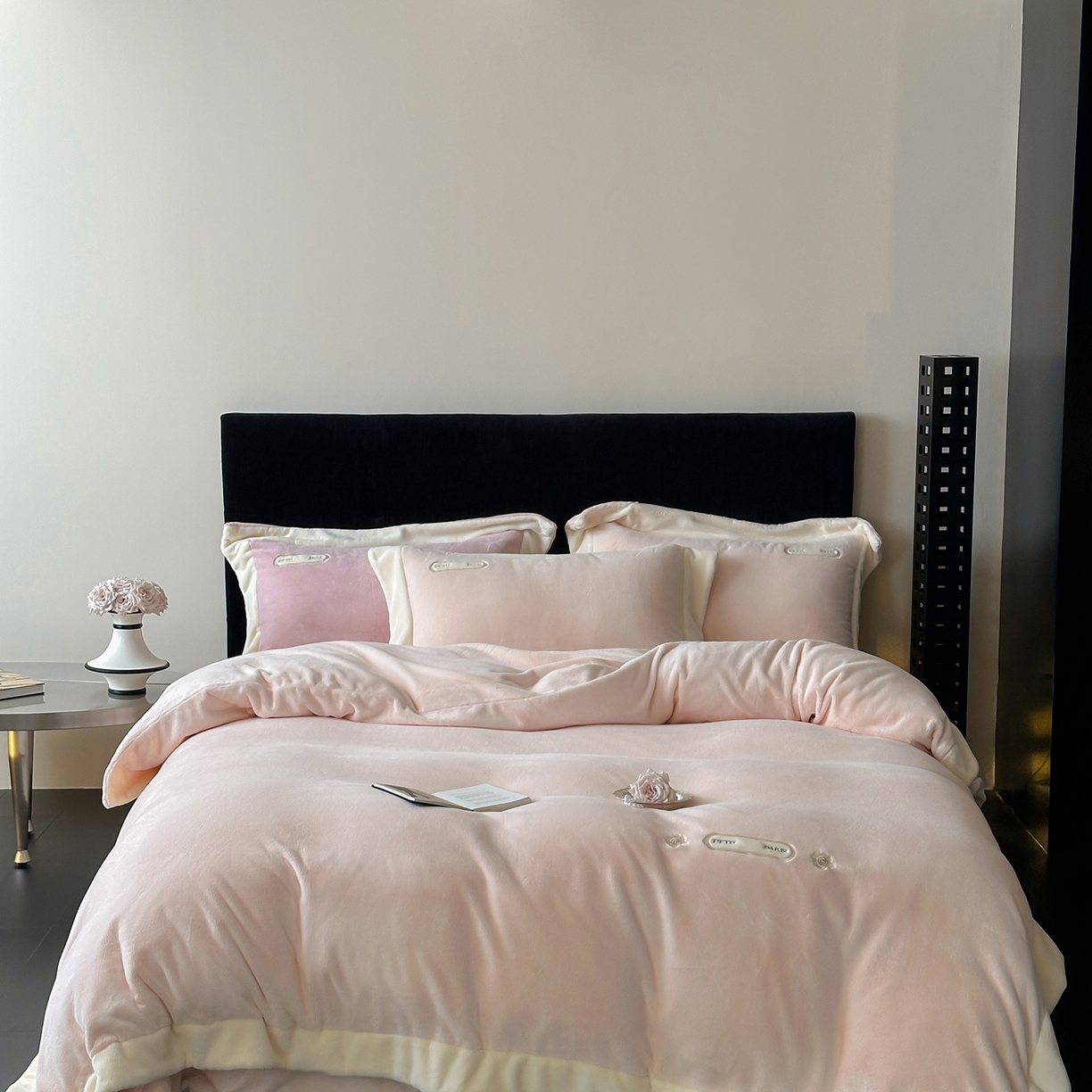 91家纺网 家纺一手货源 找家纺 JUICY 橘滋家纺 2025新款顶奢浪漫极简大拼角牛奶绒四件套-米兰庄园 （销售控价券后不低于398元 充值会员-20元） 米兰庄园-月光初恋