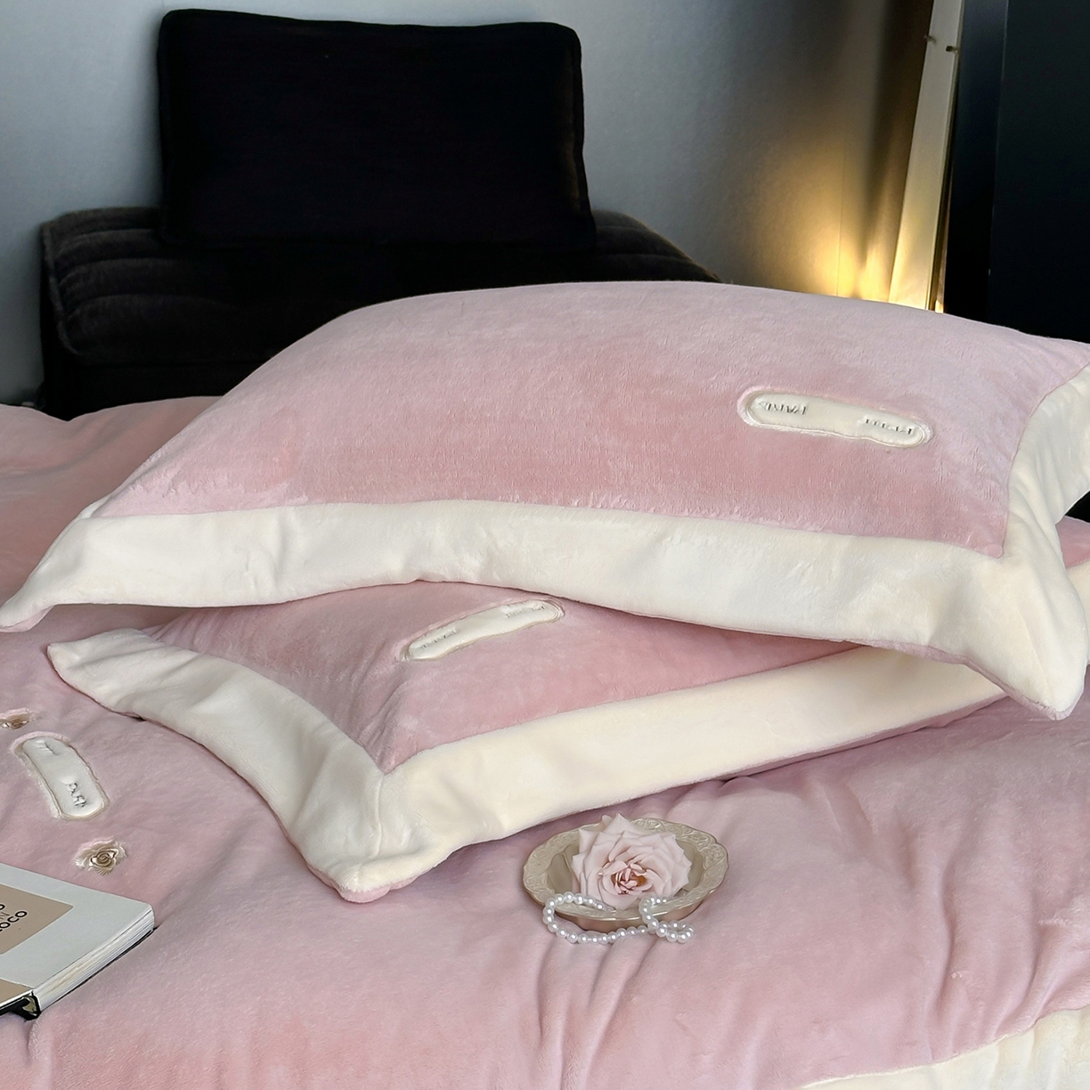 91家纺网 家纺一手货源 找家纺 JUICY 橘滋家纺 2025新款顶奢浪漫极简大拼角牛奶绒四件套-米兰庄园 （销售控价券后不低于398元 充值会员-20元） 米兰花园-玫瑰守夜人