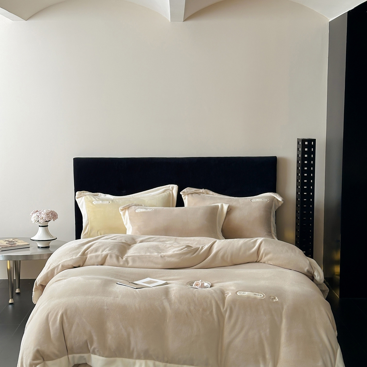 91家纺网 家纺一手货源 找家纺 JUICY 橘滋家纺 2025新款顶奢浪漫极简大拼角牛奶绒四件套-米兰庄园 （销售控价券后不低于398元 充值会员-20元） 米兰庄园-罗曼卡其