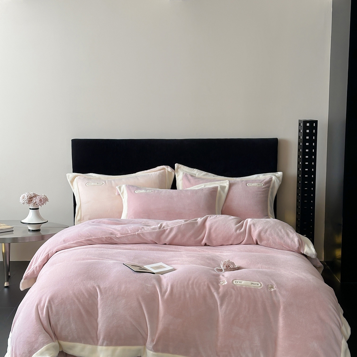 91家纺网 家纺一手货源 找家纺 JUICY 橘滋家纺 2025新款顶奢浪漫极简大拼角牛奶绒四件套-米兰庄园 （销售控价券后不低于398元 充值会员-20元） 米兰花园-玫瑰守夜人