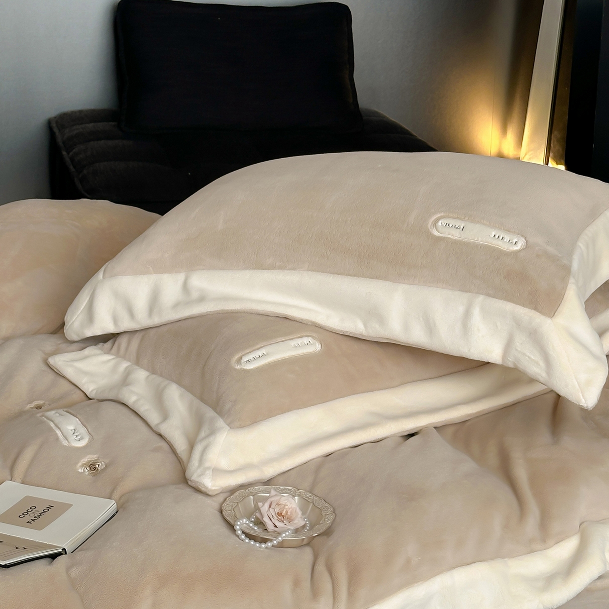 91家纺网 家纺一手货源 找家纺 JUICY 橘滋家纺 2025新款顶奢浪漫极简大拼角牛奶绒四件套-米兰庄园 （销售控价券后不低于398元 充值会员-20元） 米兰庄园-罗曼卡其