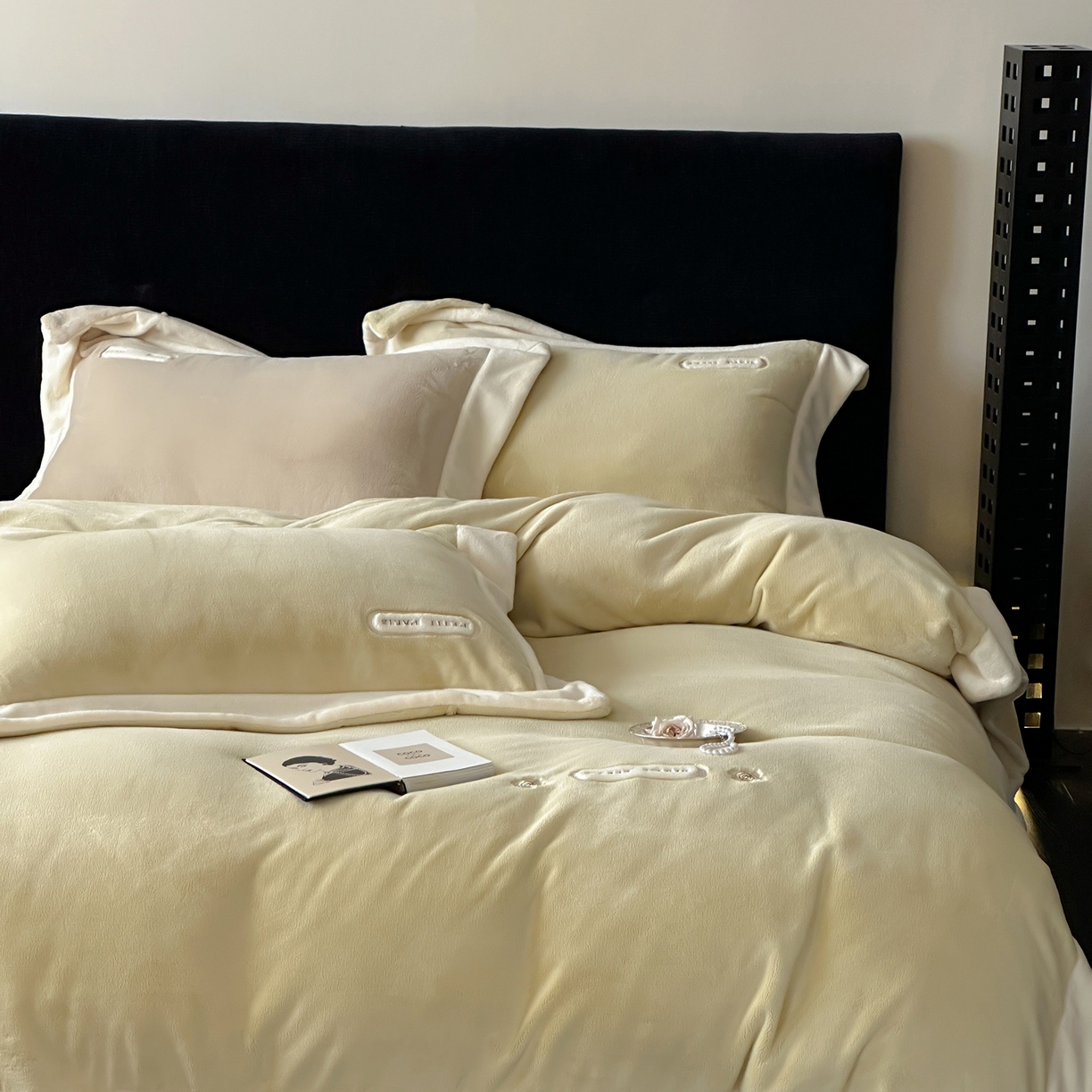 91家纺网 家纺一手货源 找家纺 JUICY 橘滋家纺 2025新款顶奢浪漫极简大拼角牛奶绒四件套-米兰庄园 （销售控价券后不低于398元 充值会员-20元） 米兰庄园-春日序曲