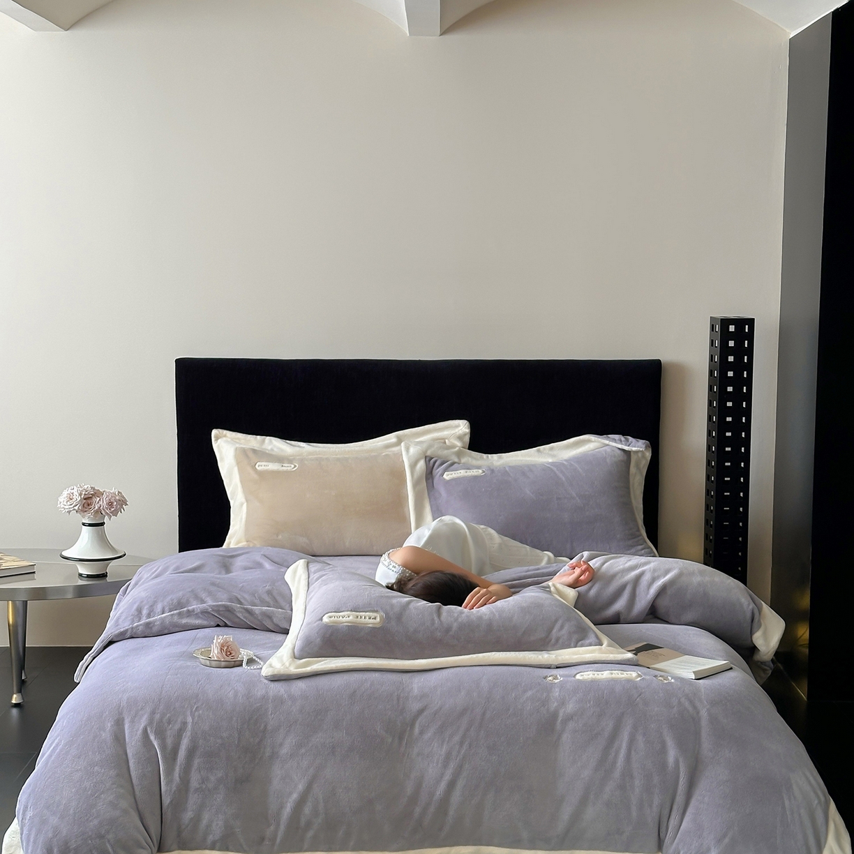 91家纺网 家纺一手货源 找家纺 JUICY 橘滋家纺 2025新款顶奢浪漫极简大拼角牛奶绒四件套-米兰庄园 （销售控价券后不低于398元 充值会员-20元） 米兰庄园-薄雾情书