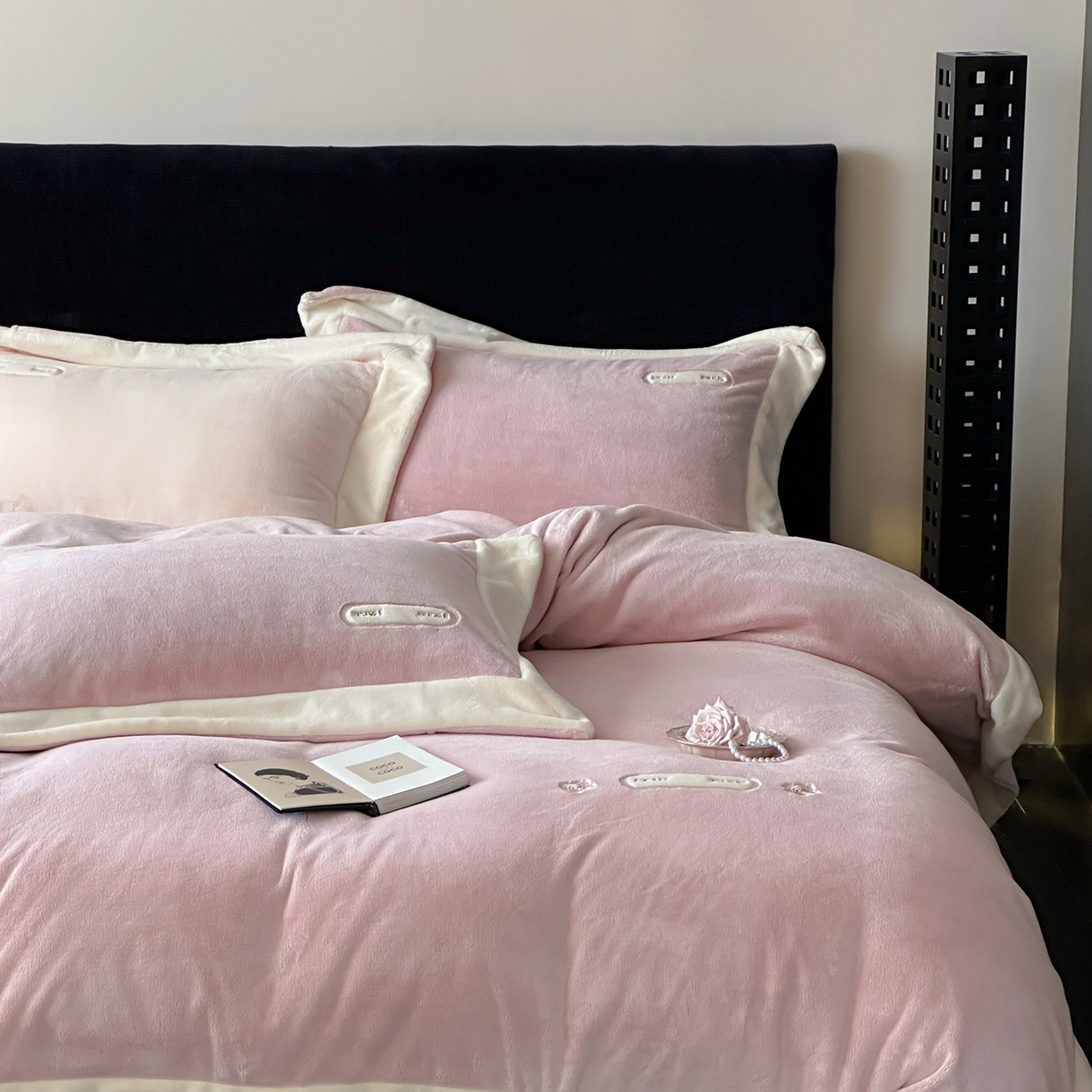 91家纺网 家纺一手货源 找家纺 JUICY 橘滋家纺 2025新款顶奢浪漫极简大拼角牛奶绒四件套-米兰庄园 （销售控价券后不低于398元 充值会员-20元） 米兰花园-玫瑰守夜人