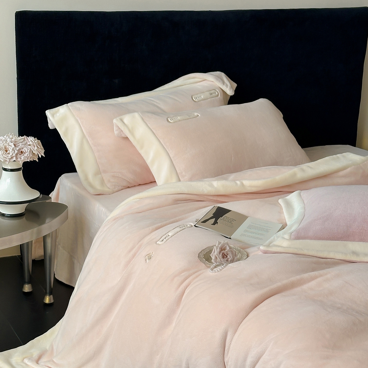 91家纺网 家纺一手货源 找家纺 JUICY 橘滋家纺 2025新款顶奢浪漫极简大拼角牛奶绒四件套-米兰庄园 （销售控价券后不低于398元 充值会员-20元） 米兰庄园-月光初恋