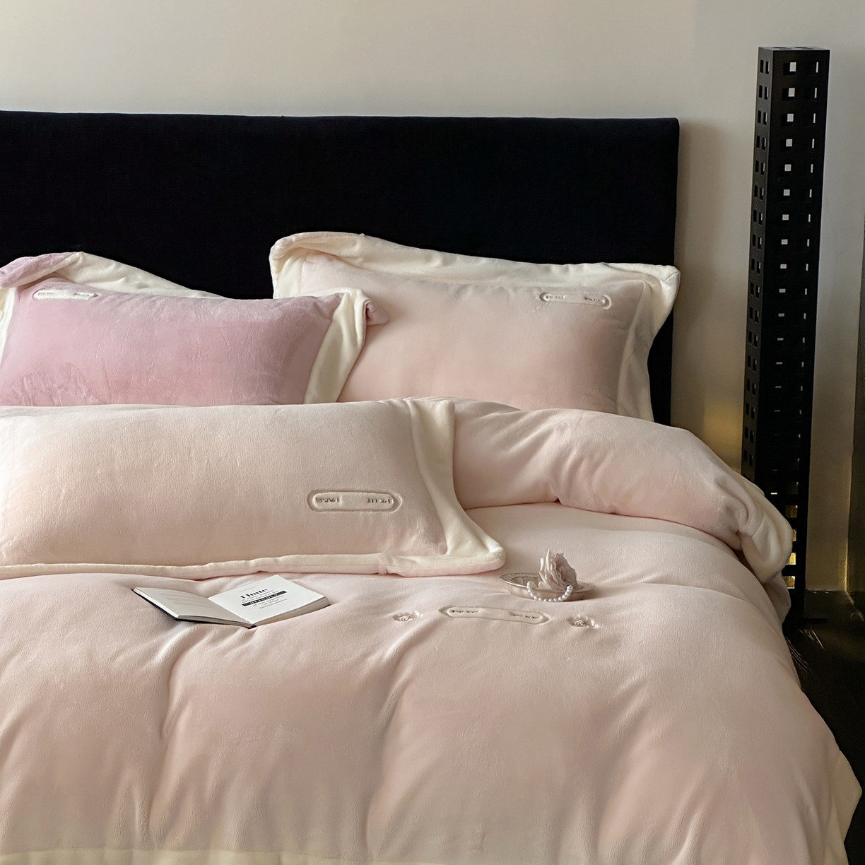 91家纺网 家纺一手货源 找家纺 JUICY 橘滋家纺 2025新款顶奢浪漫极简大拼角牛奶绒四件套-米兰庄园 （销售控价券后不低于398元 充值会员-20元） 米兰庄园-月光初恋