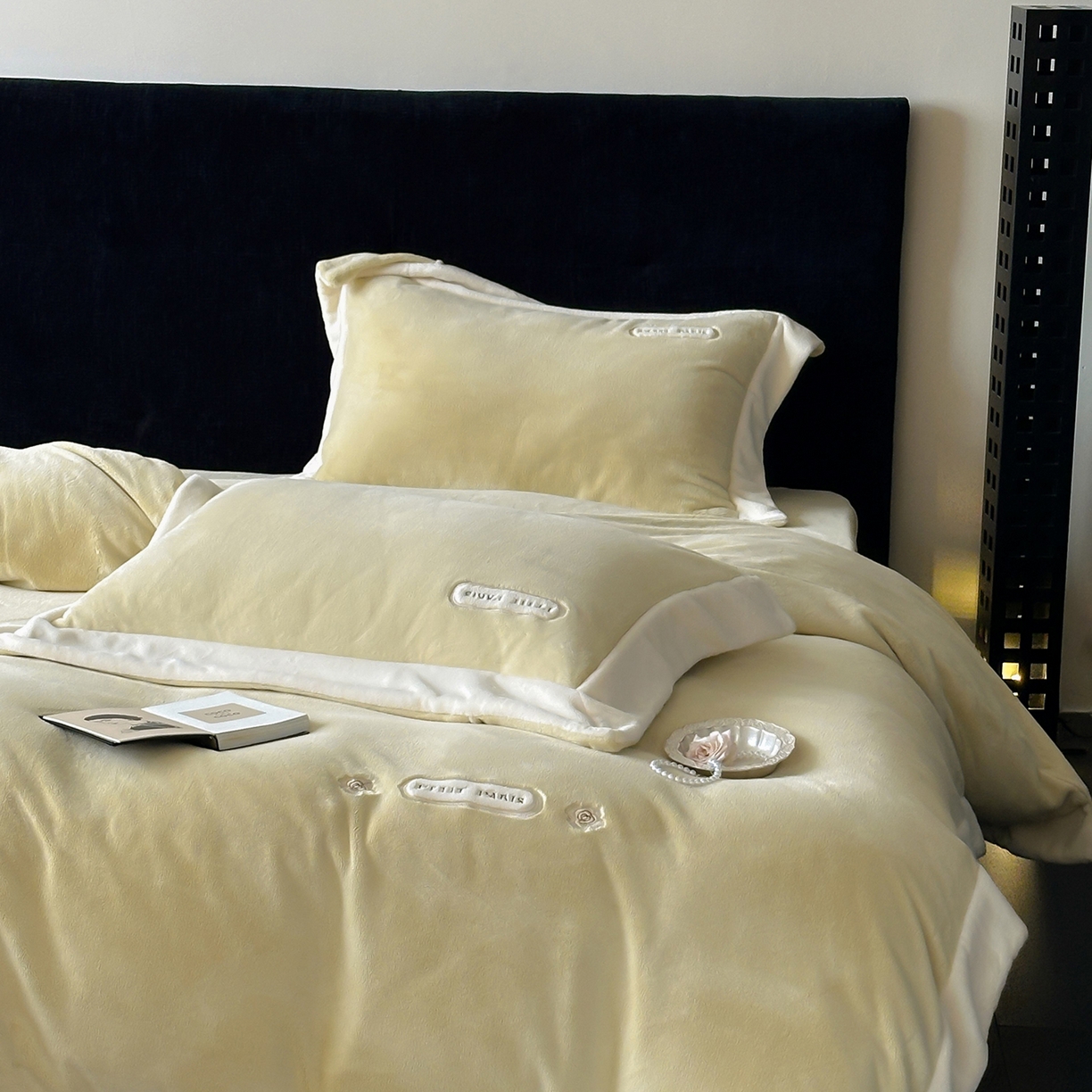 91家纺网 家纺一手货源 找家纺 JUICY 橘滋家纺 2025新款顶奢浪漫极简大拼角牛奶绒四件套-米兰庄园 （销售控价券后不低于398元 充值会员-20元） 米兰庄园-春日序曲