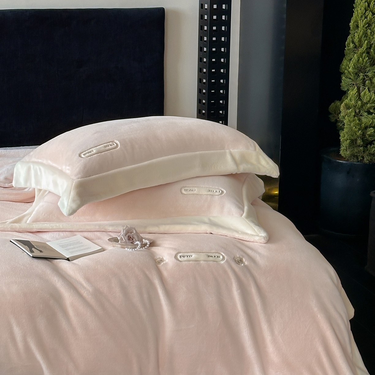 91家纺网 家纺一手货源 找家纺 JUICY 橘滋家纺 2025新款顶奢浪漫极简大拼角牛奶绒四件套-米兰庄园 （销售控价券后不低于398元 充值会员-20元） 米兰庄园-月光初恋