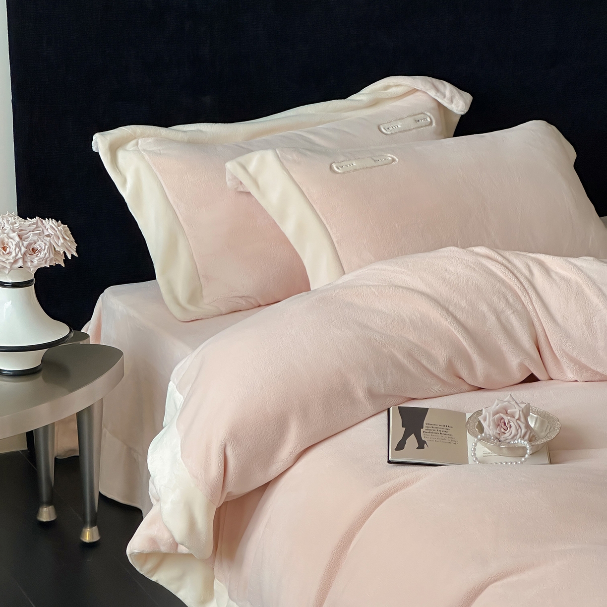 91家纺网 家纺一手货源 找家纺 JUICY 橘滋家纺 2025新款顶奢浪漫极简大拼角牛奶绒四件套-米兰庄园 （销售控价券后不低于398元 充值会员-20元） 米兰庄园-月光初恋