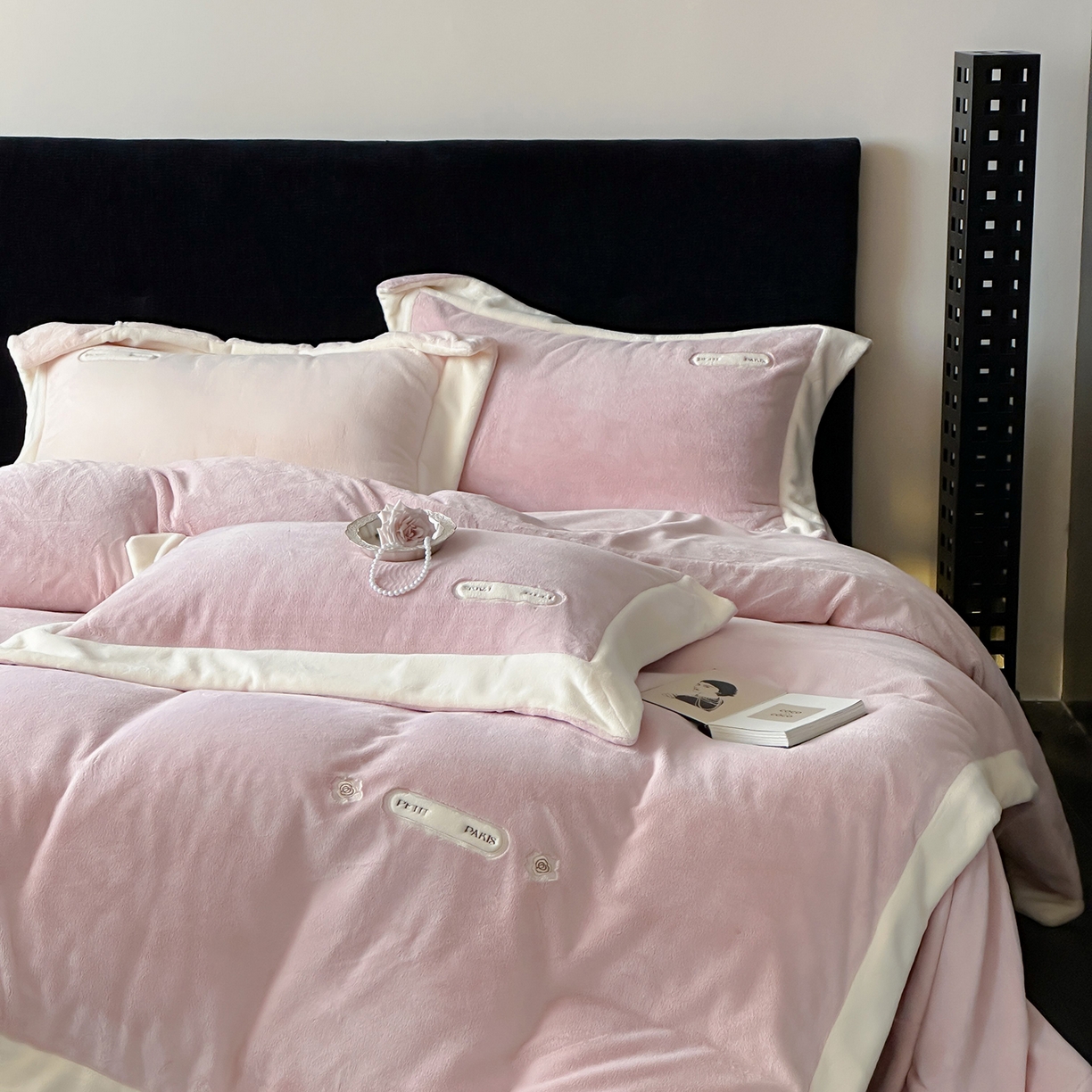 91家纺网 家纺一手货源 找家纺 JUICY 橘滋家纺 2025新款顶奢浪漫极简大拼角牛奶绒四件套-米兰庄园 （销售控价券后不低于398元 充值会员-20元） 米兰花园-玫瑰守夜人