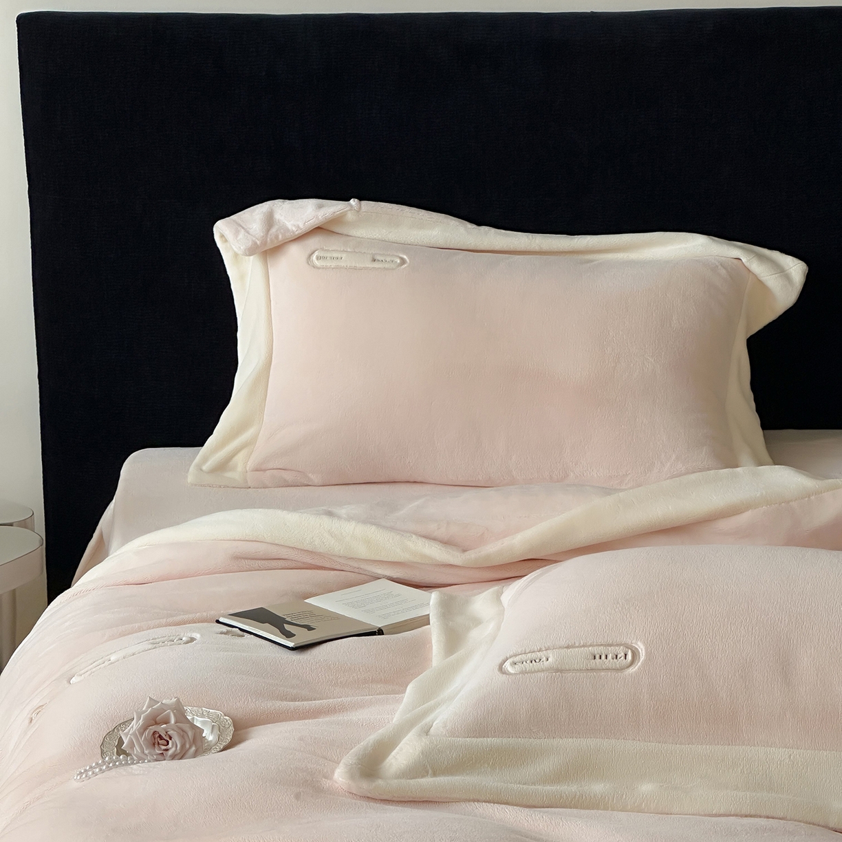 91家纺网 家纺一手货源 找家纺 JUICY 橘滋家纺 2025新款顶奢浪漫极简大拼角牛奶绒四件套-米兰庄园 （销售控价券后不低于398元 充值会员-20元） 米兰庄园-月光初恋