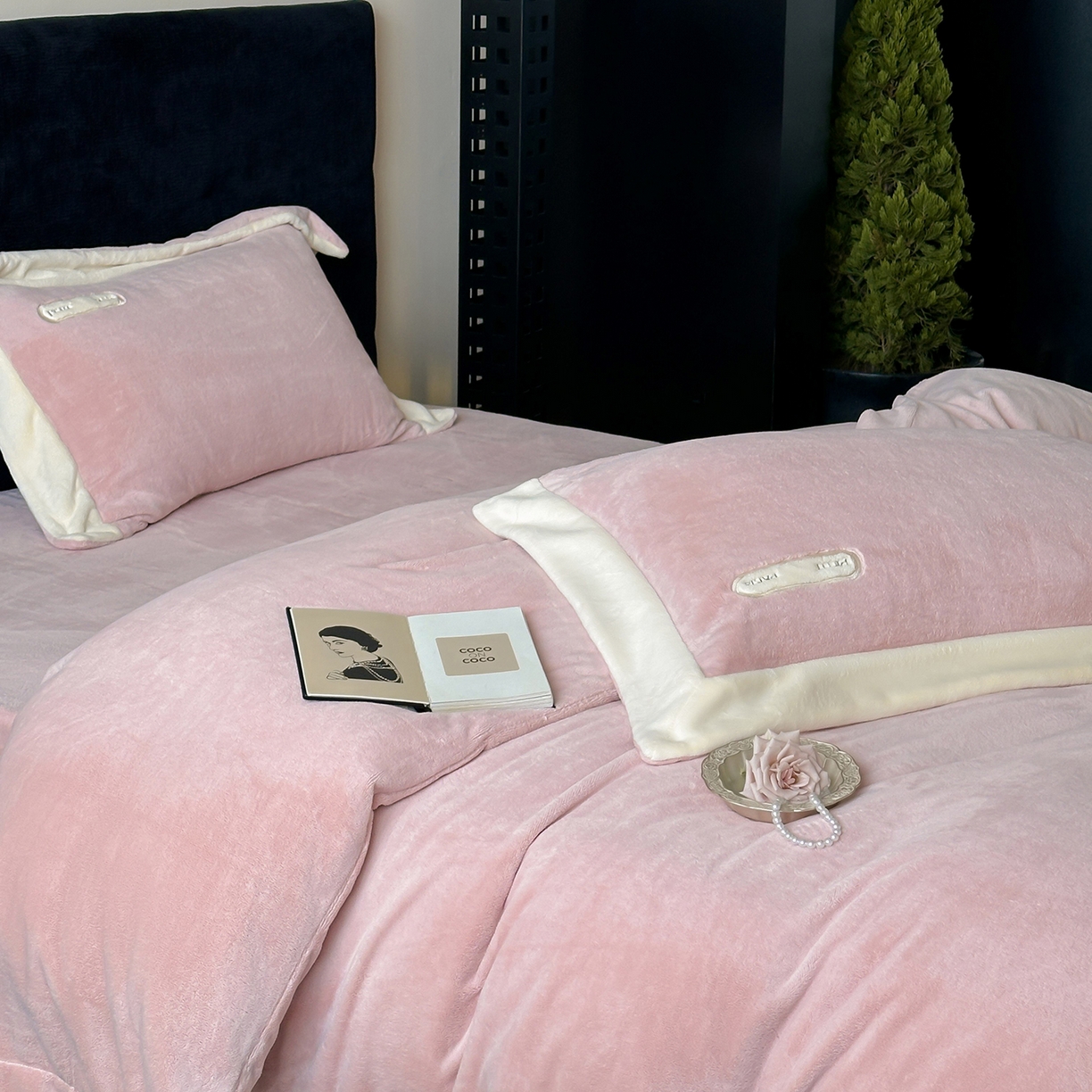 91家纺网 家纺一手货源 找家纺 JUICY 橘滋家纺 2025新款顶奢浪漫极简大拼角牛奶绒四件套-米兰庄园 （销售控价券后不低于398元 充值会员-20元） 米兰花园-玫瑰守夜人