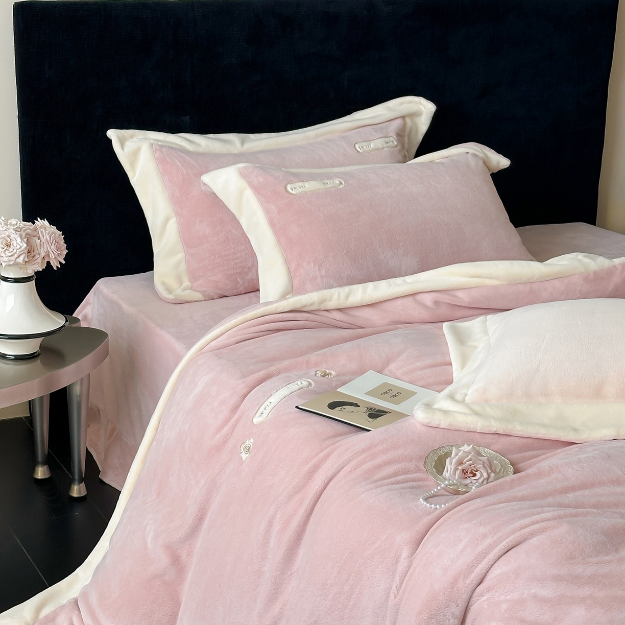 91家纺网 家纺一手货源 找家纺 JUICY 橘滋家纺 2025新款顶奢浪漫极简大拼角牛奶绒四件套-米兰庄园 （销售控价券后不低于398元 充值会员-20元） 米兰花园-玫瑰守夜人