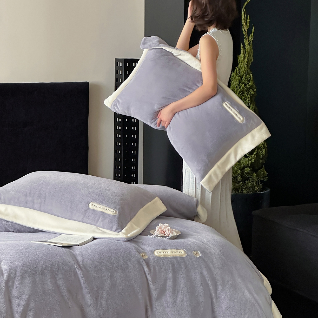 91家纺网 家纺一手货源 找家纺 JUICY 橘滋家纺 2025新款顶奢浪漫极简大拼角牛奶绒四件套-米兰庄园 （销售控价券后不低于398元 充值会员-20元） 米兰庄园-薄雾情书