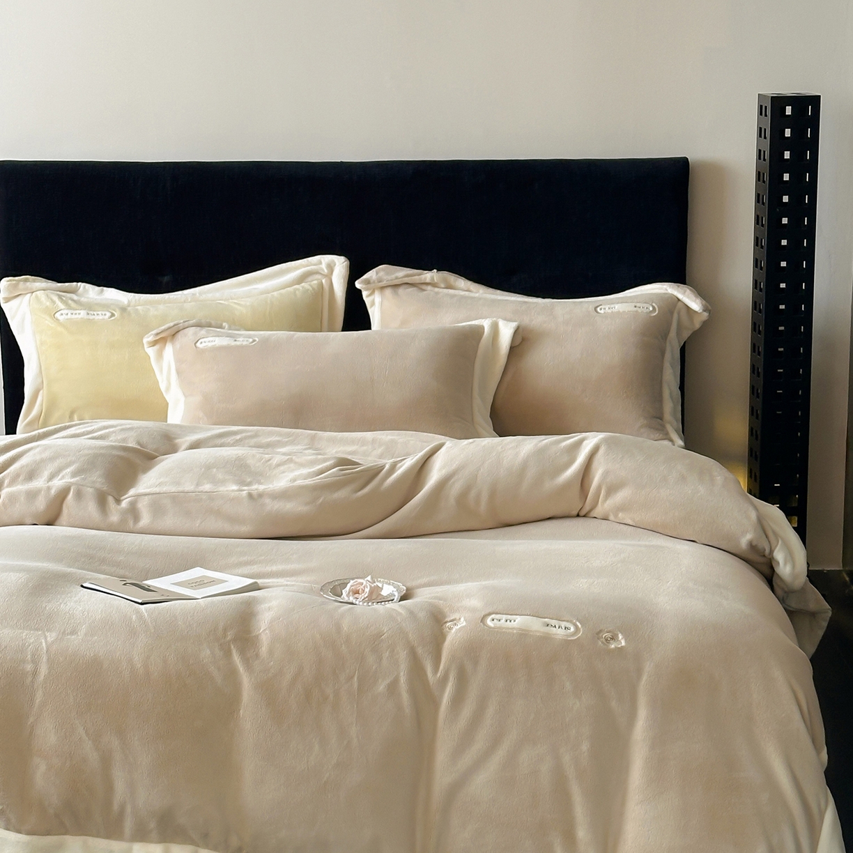 JUICY 橘滋家纺 2025新款顶奢浪漫极简大拼角牛奶绒四件套-米兰庄园 （销售控价券后不低于398元 充值会员-20元） 米兰庄园-罗曼卡其