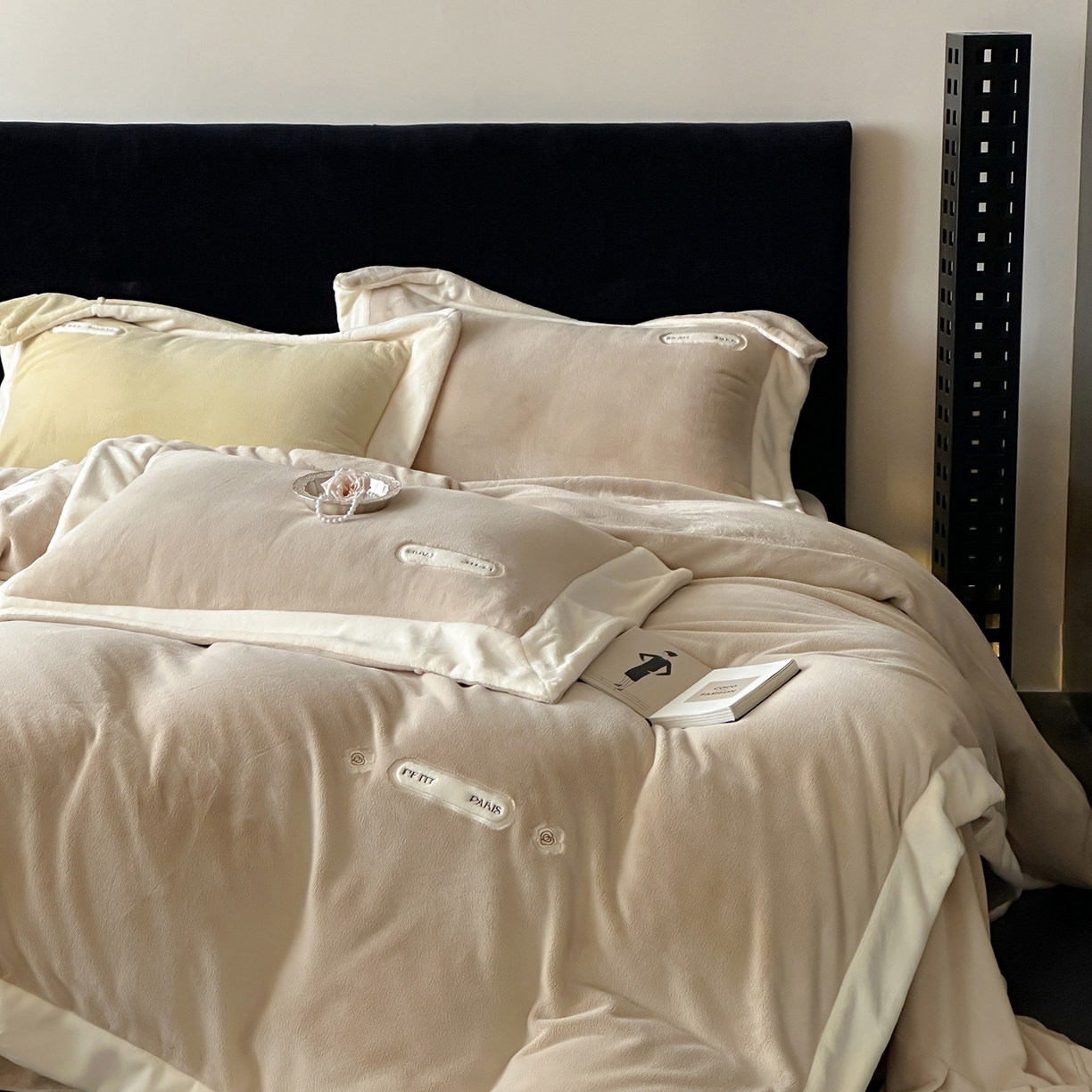 91家纺网 家纺一手货源 找家纺 JUICY 橘滋家纺 2025新款顶奢浪漫极简大拼角牛奶绒四件套-米兰庄园 （销售控价券后不低于398元 充值会员-20元） 米兰庄园-罗曼卡其