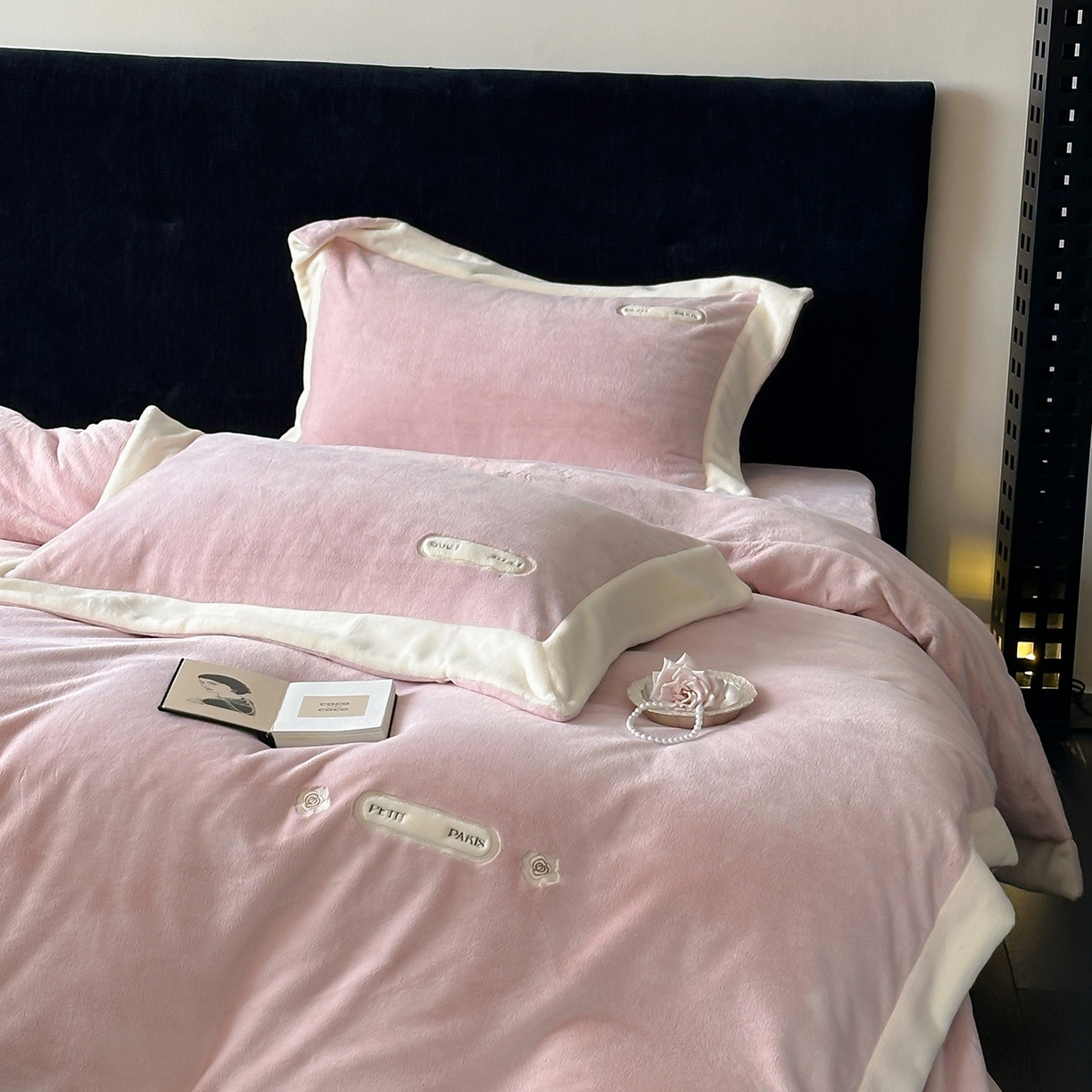 91家纺网 家纺一手货源 找家纺 JUICY 橘滋家纺 2025新款顶奢浪漫极简大拼角牛奶绒四件套-米兰庄园 （销售控价券后不低于398元 充值会员-20元） 米兰花园-玫瑰守夜人