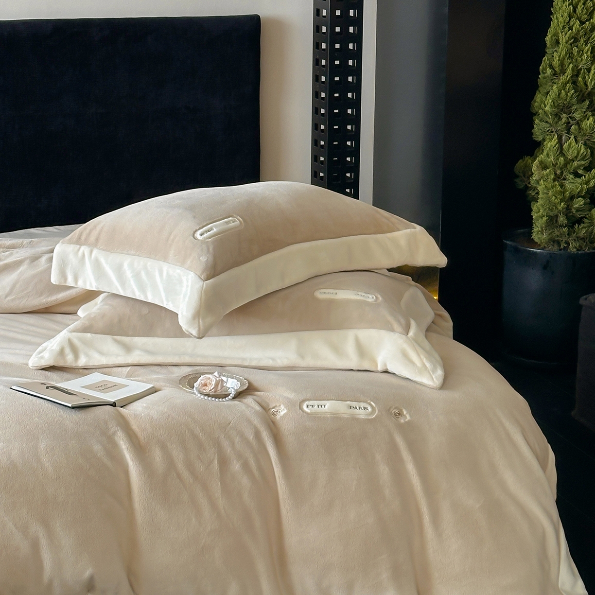 91家纺网 家纺一手货源 找家纺 JUICY 橘滋家纺 2025新款顶奢浪漫极简大拼角牛奶绒四件套-米兰庄园 （销售控价券后不低于398元 充值会员-20元） 米兰庄园-罗曼卡其