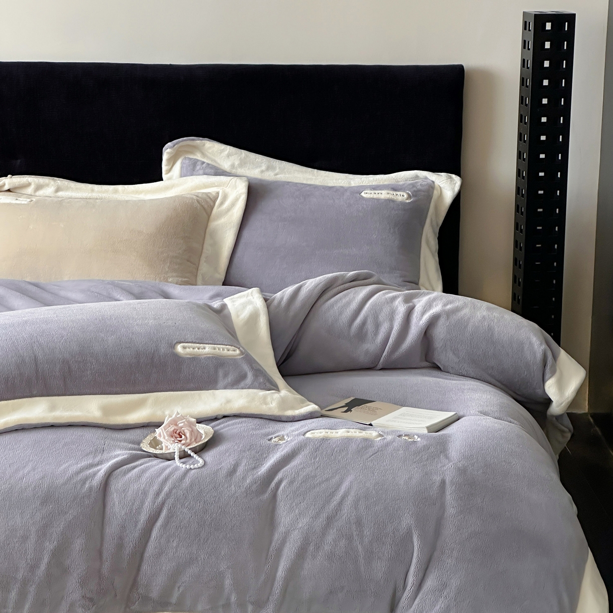 91家纺网 家纺一手货源 找家纺 JUICY 橘滋家纺 2025新款顶奢浪漫极简大拼角牛奶绒四件套-米兰庄园 （销售控价券后不低于398元 充值会员-20元） 米兰庄园-薄雾情书