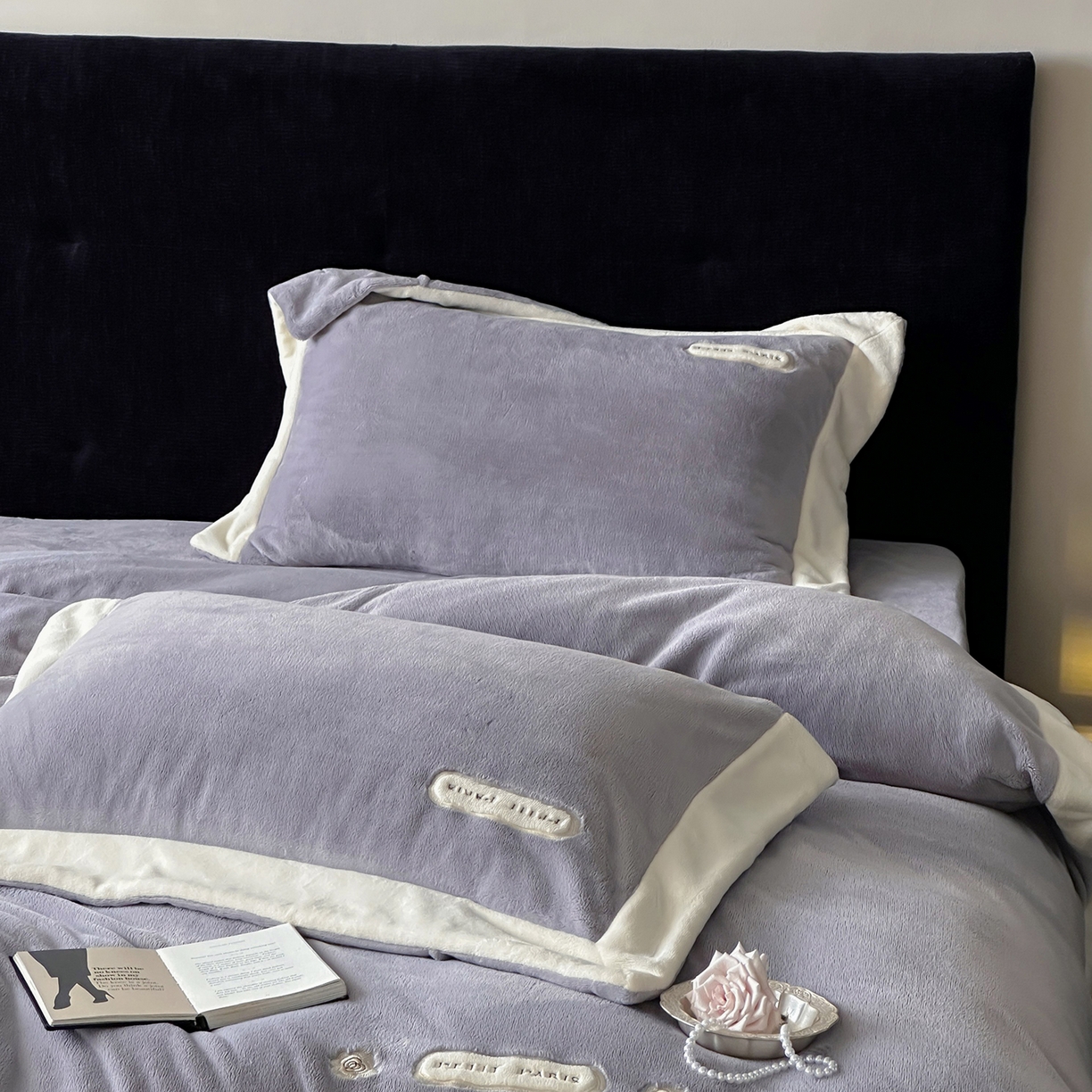 91家纺网 家纺一手货源 找家纺 JUICY 橘滋家纺 2025新款顶奢浪漫极简大拼角牛奶绒四件套-米兰庄园 （销售控价券后不低于398元 充值会员-20元） 米兰庄园-薄雾情书