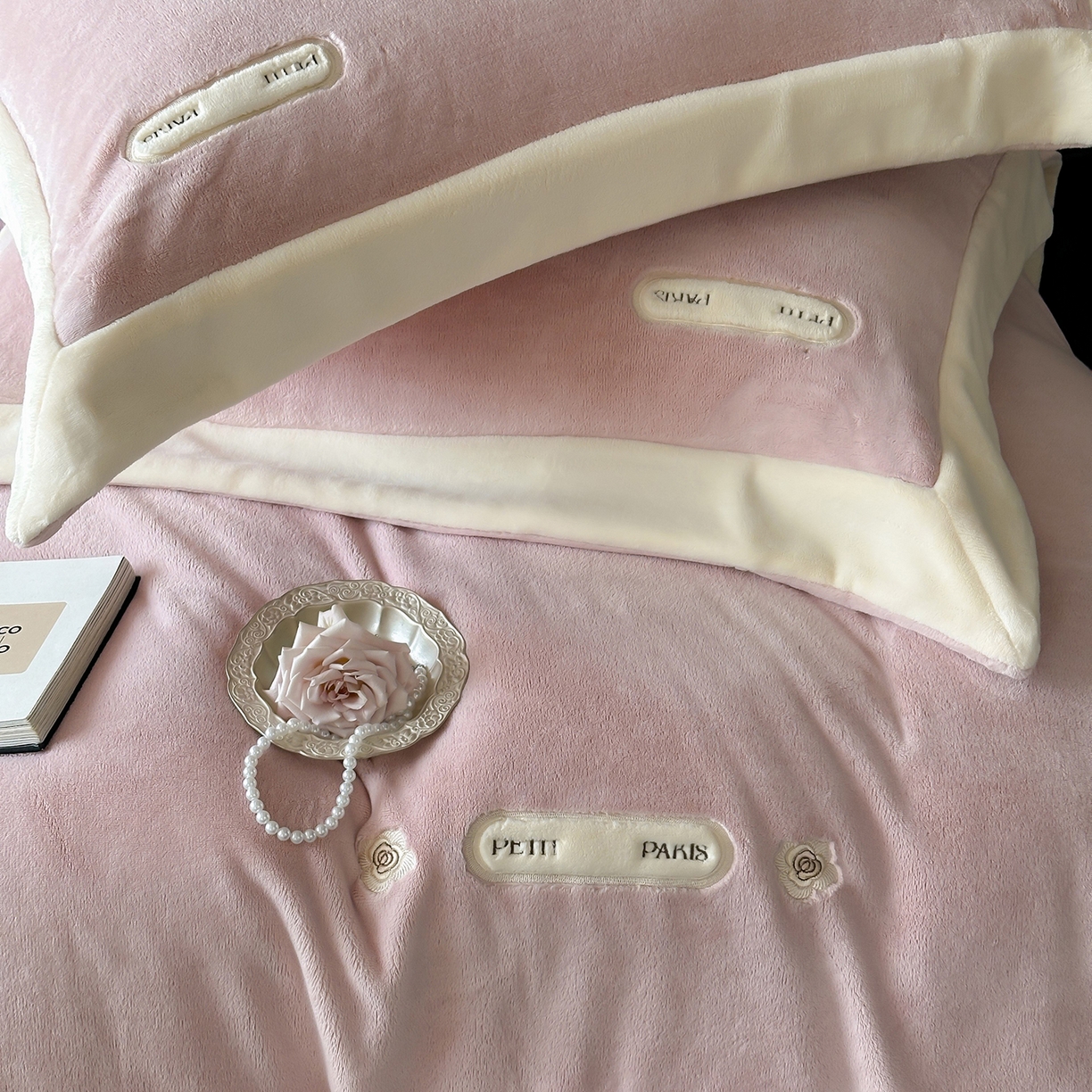 91家纺网 家纺一手货源 找家纺 （总）JUICY 橘滋家纺 2025新款顶奢浪漫极简大拼角牛奶绒四件套-米兰庄园 （销售控价券后不低于398元 充值会员-20元）