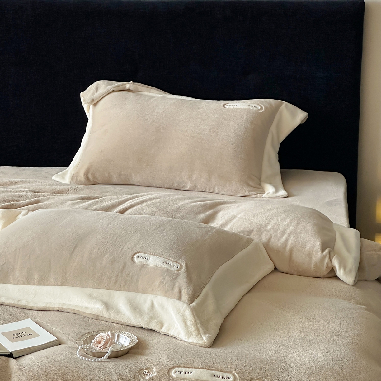 91家纺网 家纺一手货源 找家纺 JUICY 橘滋家纺 2025新款顶奢浪漫极简大拼角牛奶绒四件套-米兰庄园 （销售控价券后不低于398元 充值会员-20元） 米兰庄园-罗曼卡其