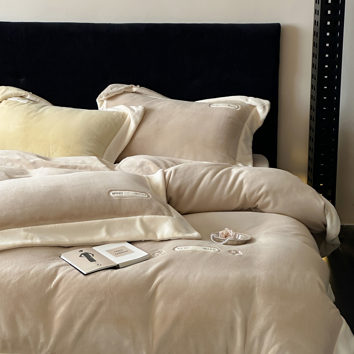 91家纺网 家纺一手货源 找家纺 JUICY 橘滋家纺 2025新款顶奢浪漫极简大拼角牛奶绒四件套-米兰庄园 （销售控价券后不低于398元 充值会员-20元） 米兰庄园-罗曼卡其